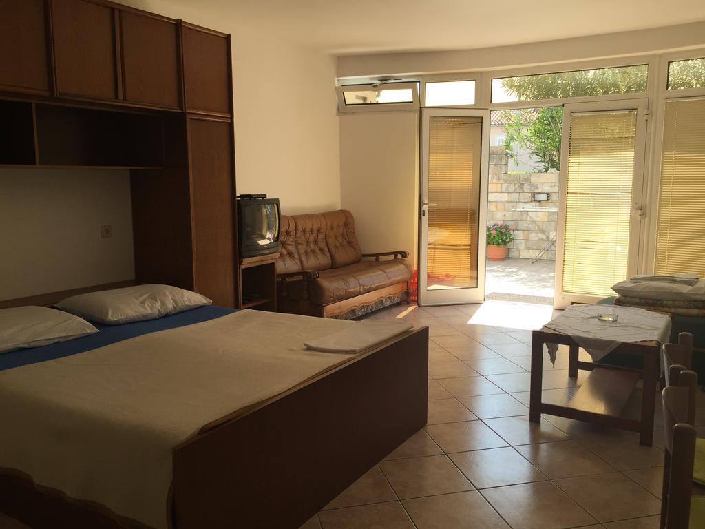 Apartments Antonia Malinska Luaran gambar